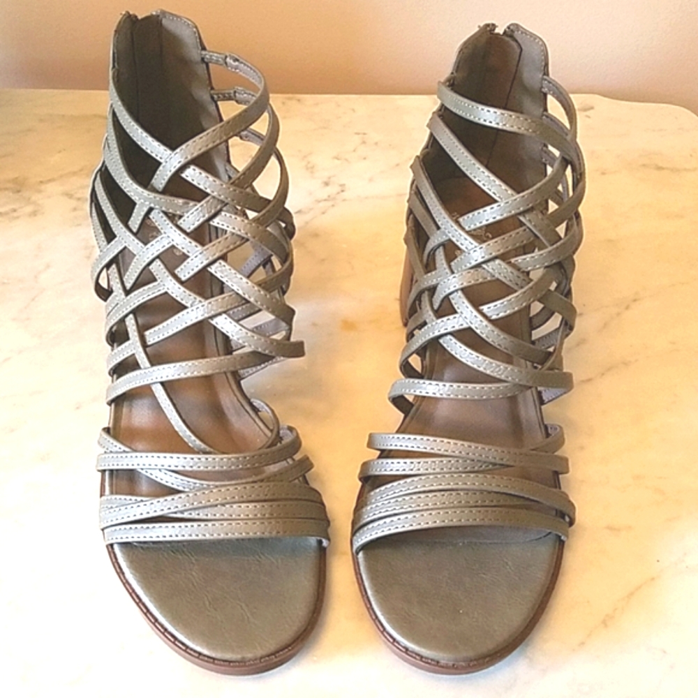 TC Gray Strapped Zipper Back Open Toe Sandals 2 inch Heels Size 8.5